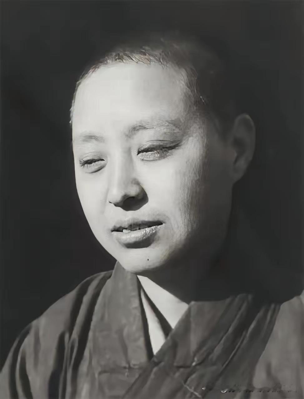 1950年，一次剿匪战斗中，一战士死死地盯住女尼姑，排长不禁气得青筋暴突：“敢违