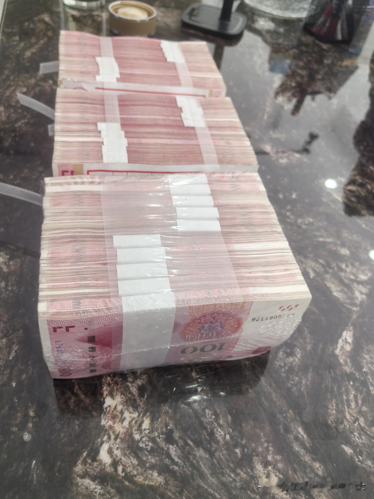 老公向银行预约取30万现金，派出所马上给我打来电话。昨晚10点过8分，派出所