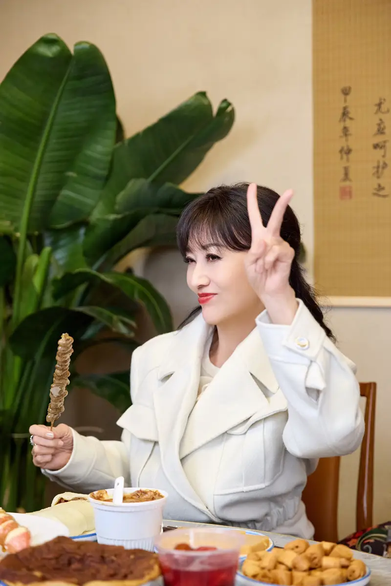 赵雅芝品尝北京小吃！手拿冰糖葫芦拍照笑容灿烂