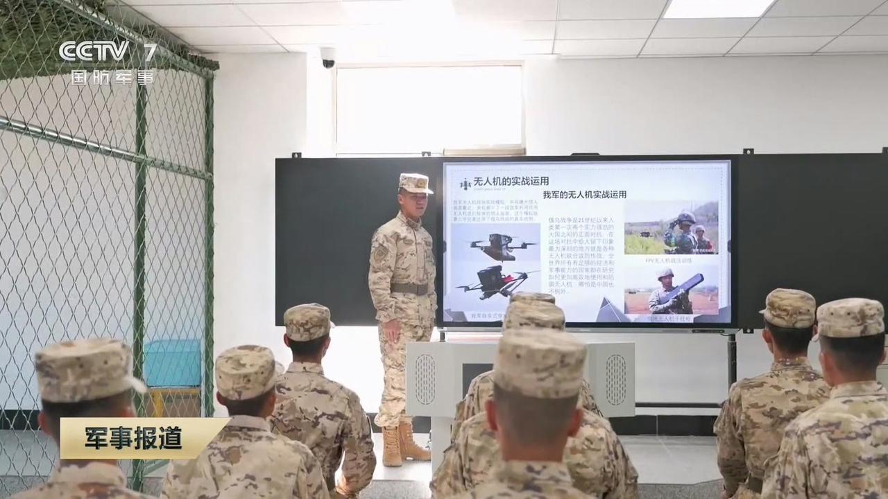 基层连队战士结合俄乌战争学习无人机实战应用