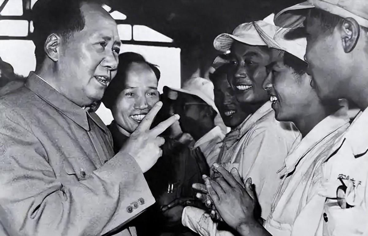 秦基伟1953年初次见毛主席时幽默调侃，毛主席意外回应：我什么时候这样说过呀？