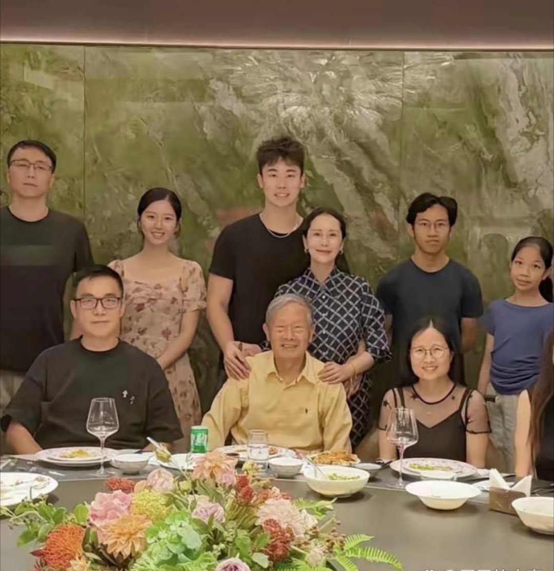 48岁海清带19岁儿子和长辈们一起聚餐，她的打扮老气，脸部素颜，脸色看起来好憔悴