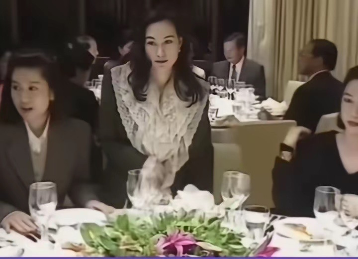 1991年何超琼与许晋亨订婚宴，当时也算郎才女貌，许老夫人对何超琼儿媳更是疼爱有