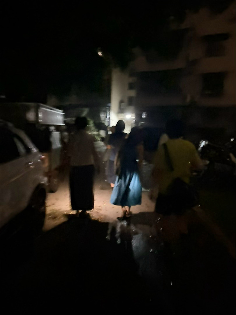 今天在健身房玩儿了两个小时超级超级爽和朋友们喝酒聊八卦回家把明天想吃的粥泡上