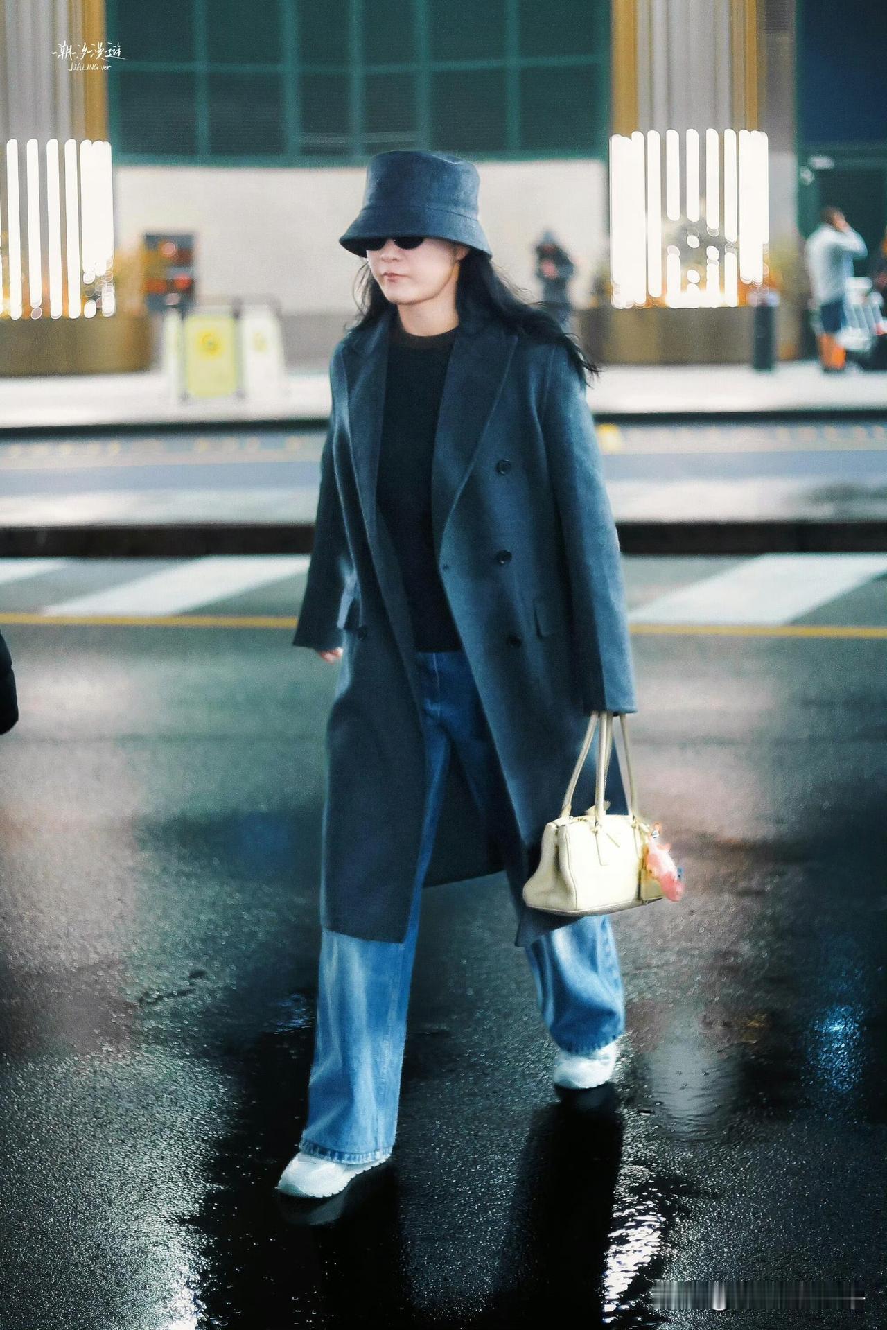 贾玲，冲上热搜！1月16日，贾玲亮相机场，即将出席米兰时装周，身穿灰色大衣搭