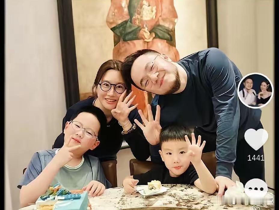今天被宋丹丹儿子巴图的一家四口七夕合照刷屏了。8月19日七夕节，巴图在社交平