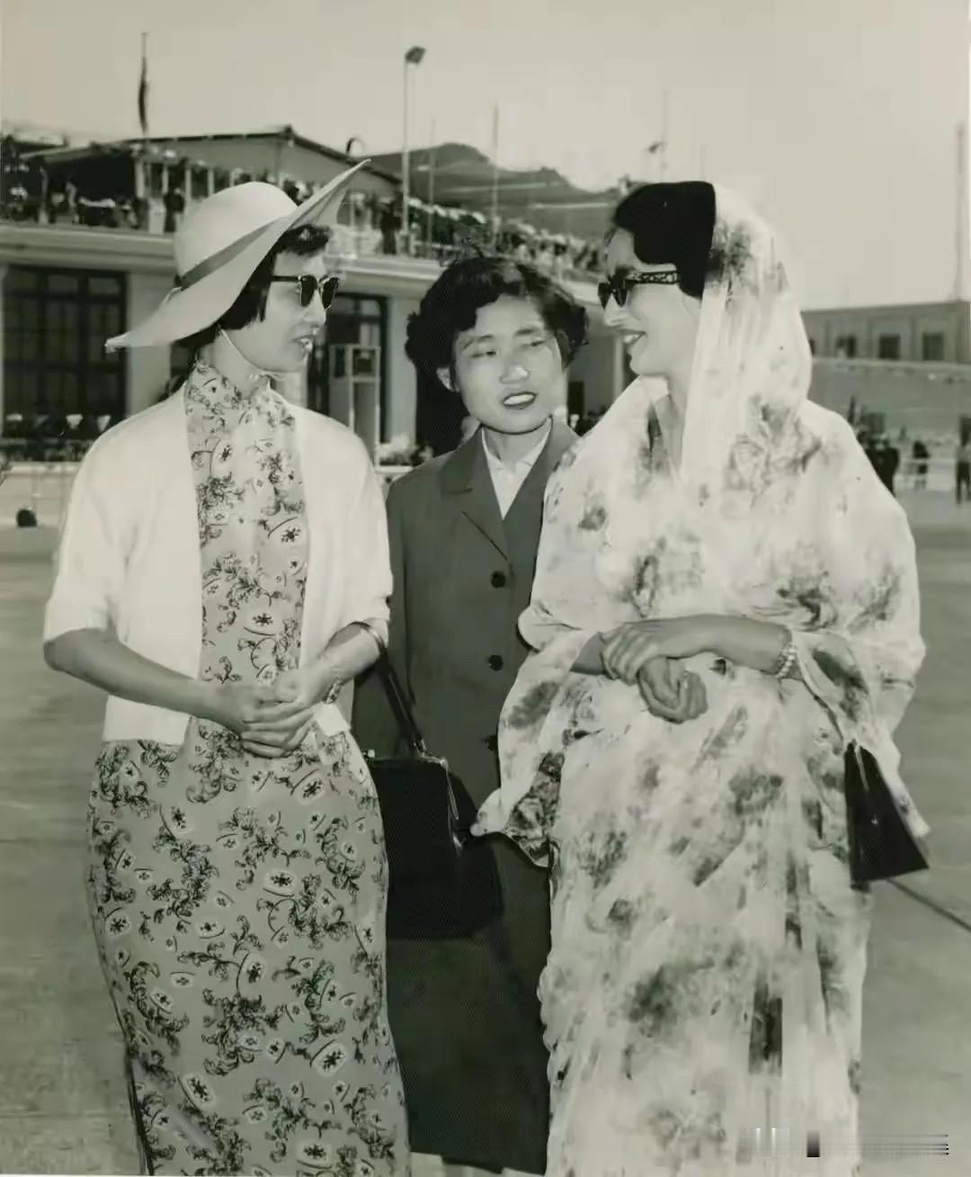 1964年2月18日，陈毅元帅与夫人张茜出访巴基斯坦期间，张茜（左一）与巴基斯坦