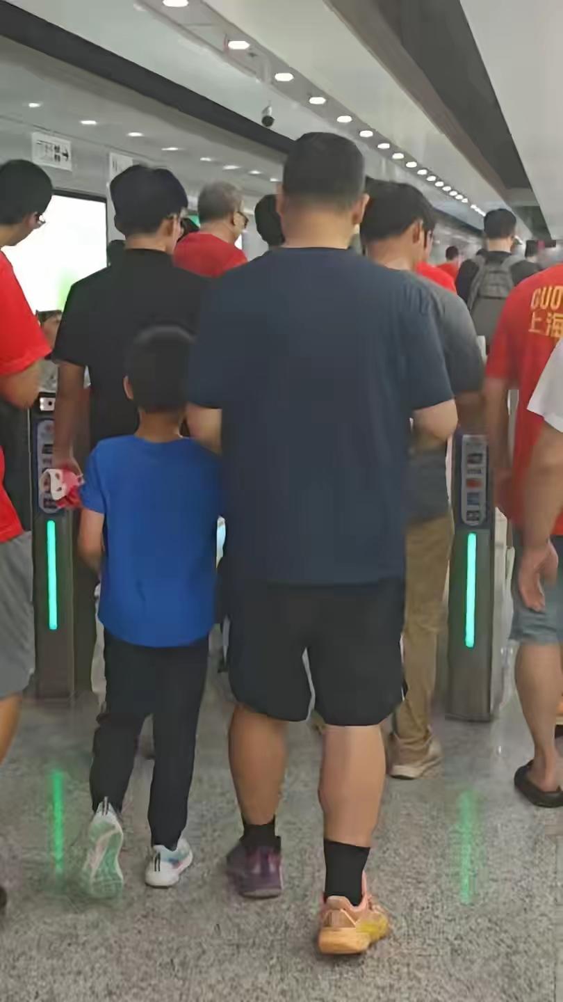 海港球迷为上海球迷树立榜样！值得点赞！我们看到今天海港主场对阵海牛！一位穿着蓝色