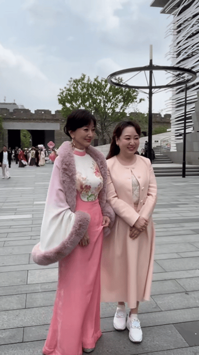 赵雅芝关凌同框赵雅芝关凌同框热聊同框热聊氛围超好，一个优雅端庄，一个温婉大方，