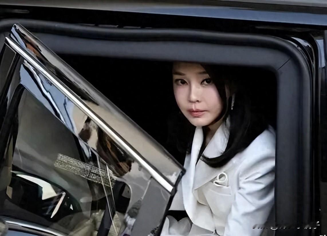 前总统夫人承认收礼遭拘，奢侈品引反腐风暴，后续动向牵动舆论。韩国前总统尹锡悦