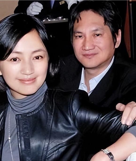 2010年，罗海琼和华谊副总裁费麒结婚，婚礼上费麒突然抢过司仪的话筒，大家以为他