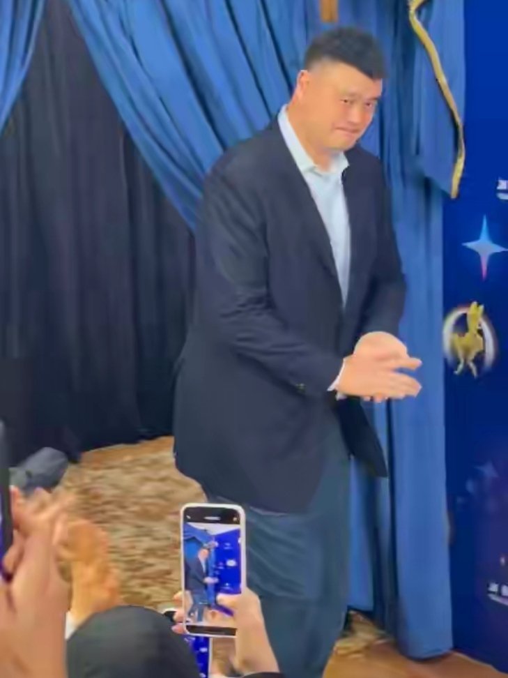 姚明现身迪士尼，眼底乌黑显疲惫，走路一瘸一拐，笑容质朴没架子