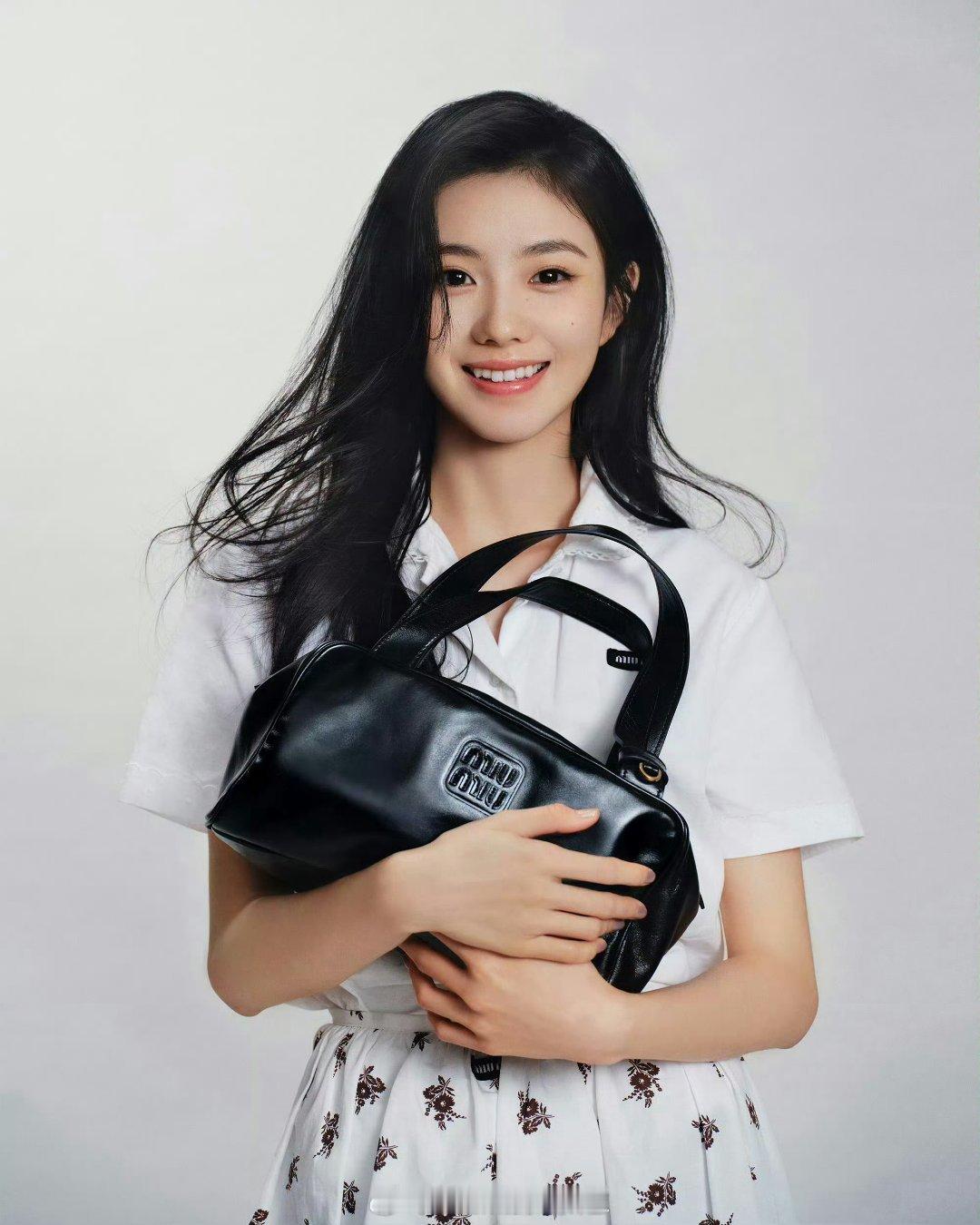 miumiu签了三个00花哈哈哈哈看这个热搜我差点以为自己犯啥错了顺便