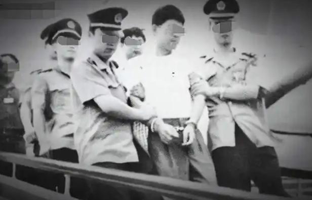 1998年，国航飞行员袁斌由于对分房规定感到不满，拉着妻子，开着载有95名旅客的