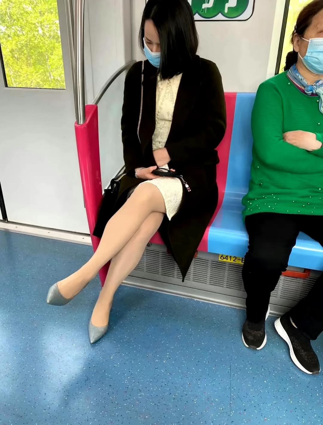 地铁上遇到的，感觉一见钟情了，该怎么开口要到她的联系方式，急！