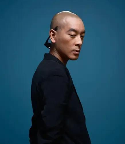 富二代的身份难掩他的才华。麦浚龙出道后，一直有人说是有钱老爸在背后砸钱支持，又是