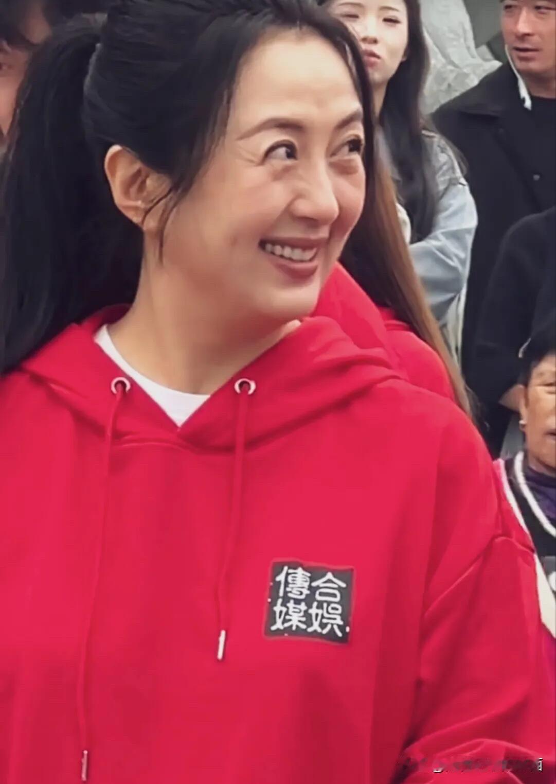 想当初《至尊红颜》里那个让人牙痒痒的徐盈盈，现在老了就像个大妈一样，没有了当时的