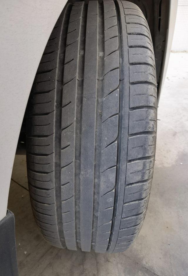 速腾压到石头爆了胎就开始偏方向盘吃胎了1.3w公里压到石头后前两轮都换了，换完