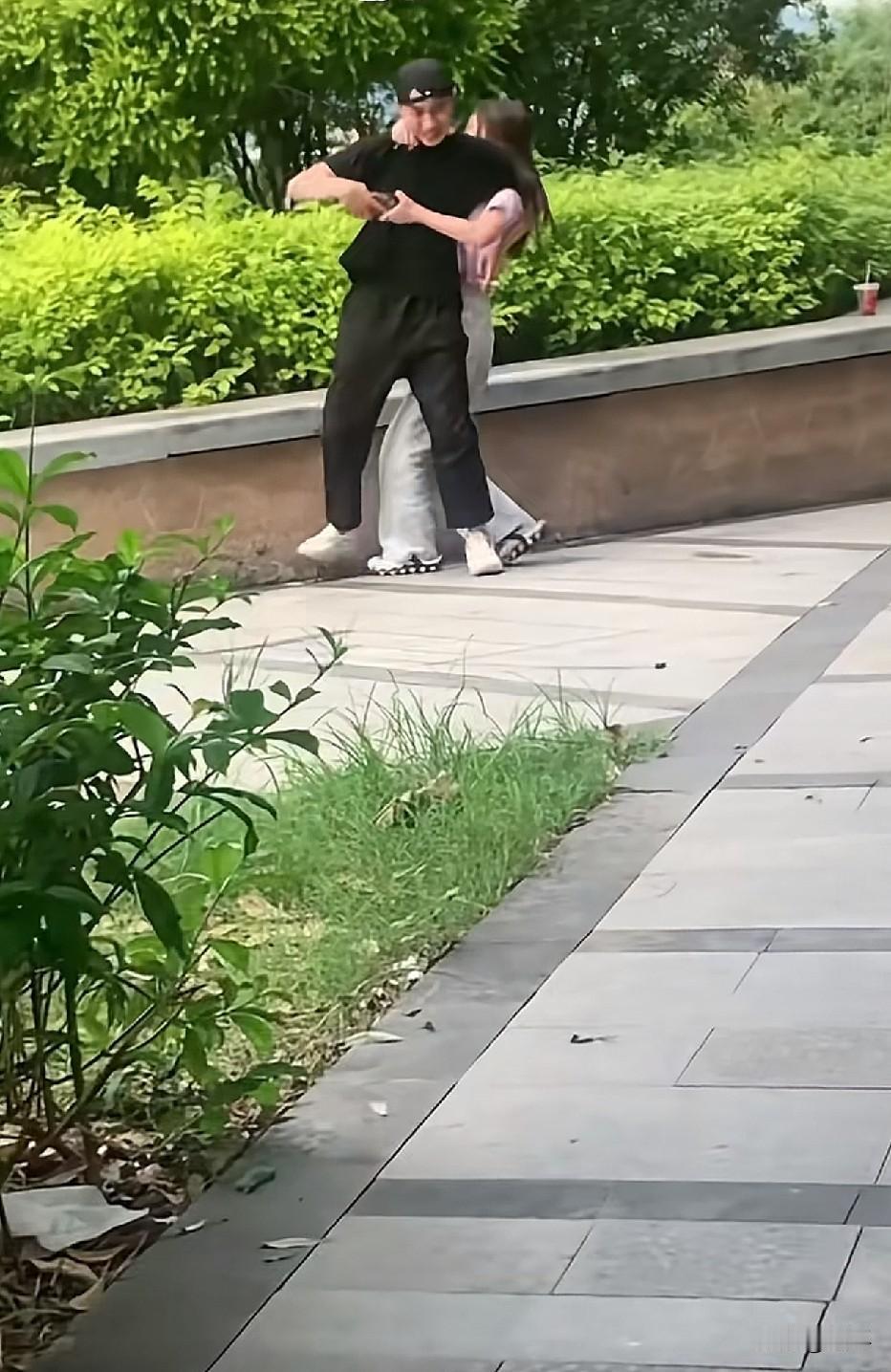 宁愿砸了手机，也休想看。[doge]