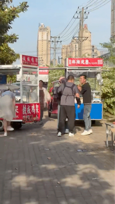 我礼貌地问一句:女人把裤衩子套男人头上是什么意思?网友:还能啥意思，一脸懵逼呗