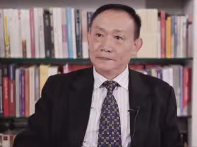 卢麒元赞叹毛主席：“教员厉害，一早就看穿了他们，他们是官僚垄断资本主义！”这