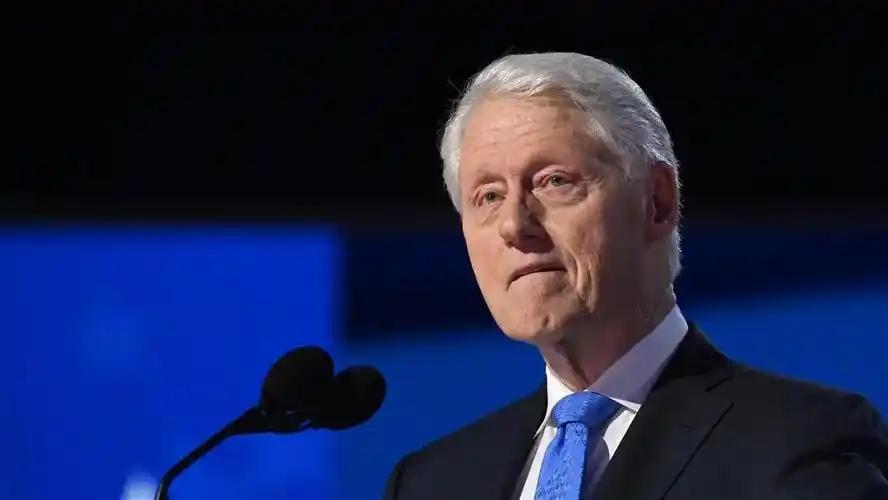 克林顿现在最大的尴尬，是他当年帮乌克兰拆掉了“核盾牌”，如今却只能站出来提醒全世
