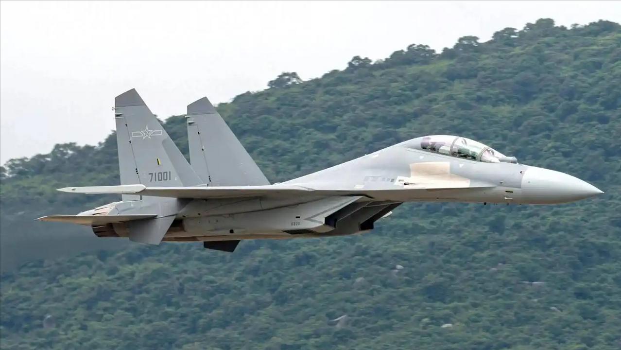 英媒这次彻底坐不住了，盯着解放军的战术动作大呼小叫，甚至气急败坏地爆了粗口。 