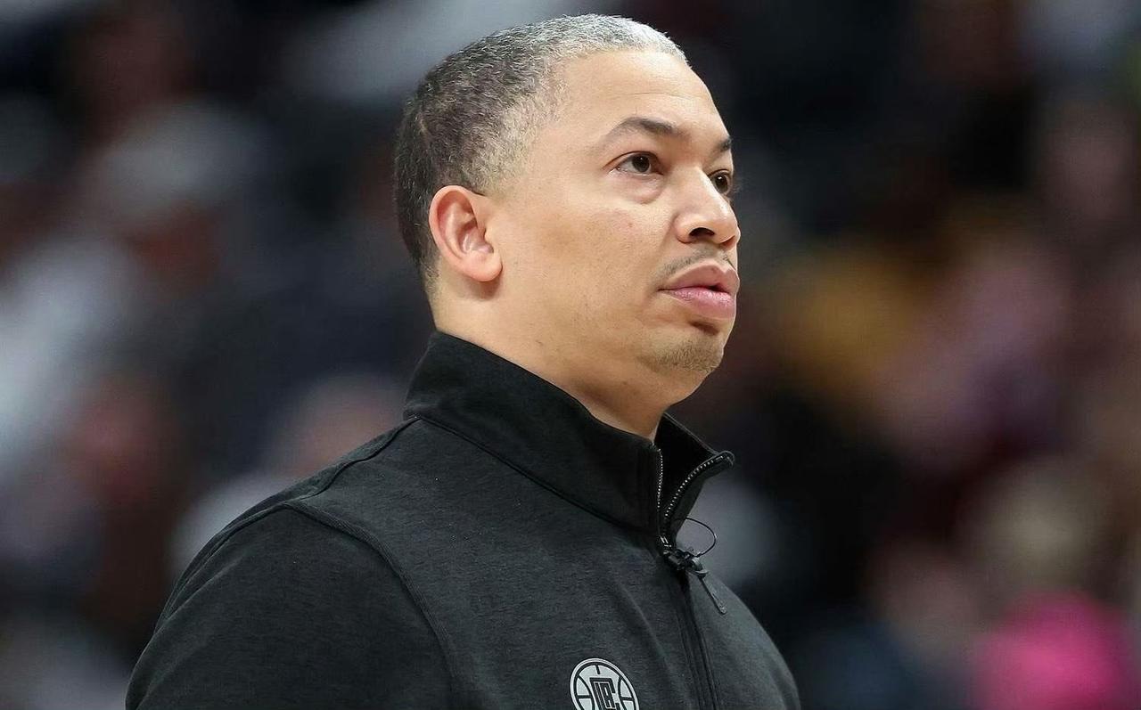 绷不住了！4.3亿豪阵被残阵独行侠掀翻，快船替补5分创耻辱，泰伦卢轮换遭球员怒怼