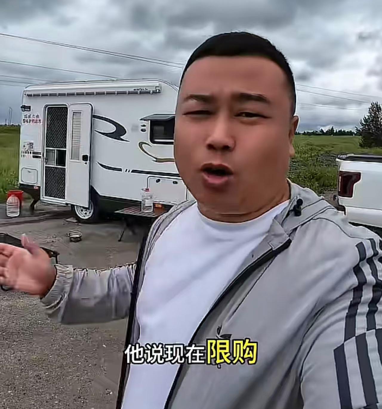 限油或没油，中国自驾游博主在俄罗斯一对中国夫妻现在开车在俄罗斯自驾游，准备前