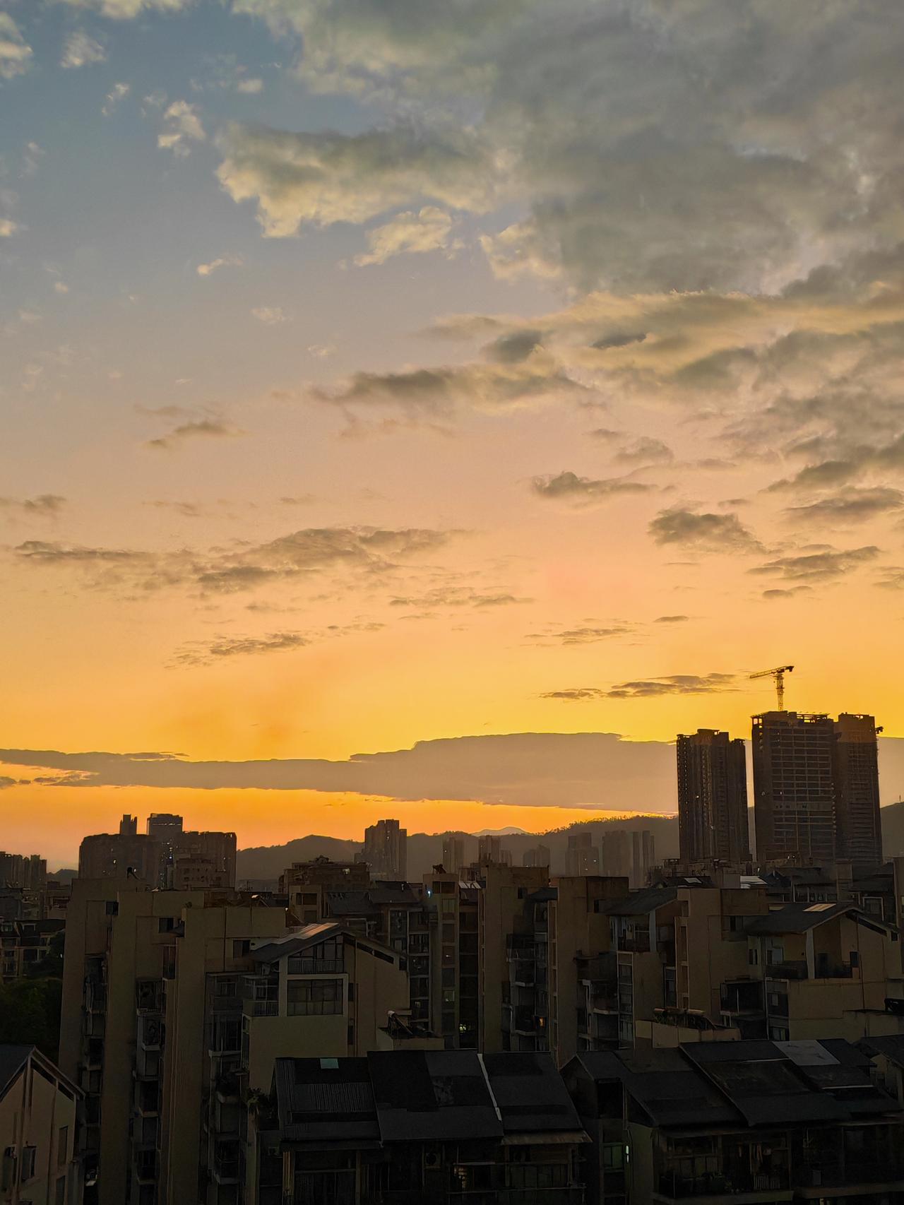 老旧小区加装电梯，这确实是件好事！政府有资金补贴，方便了居民的出行，特别是方便了