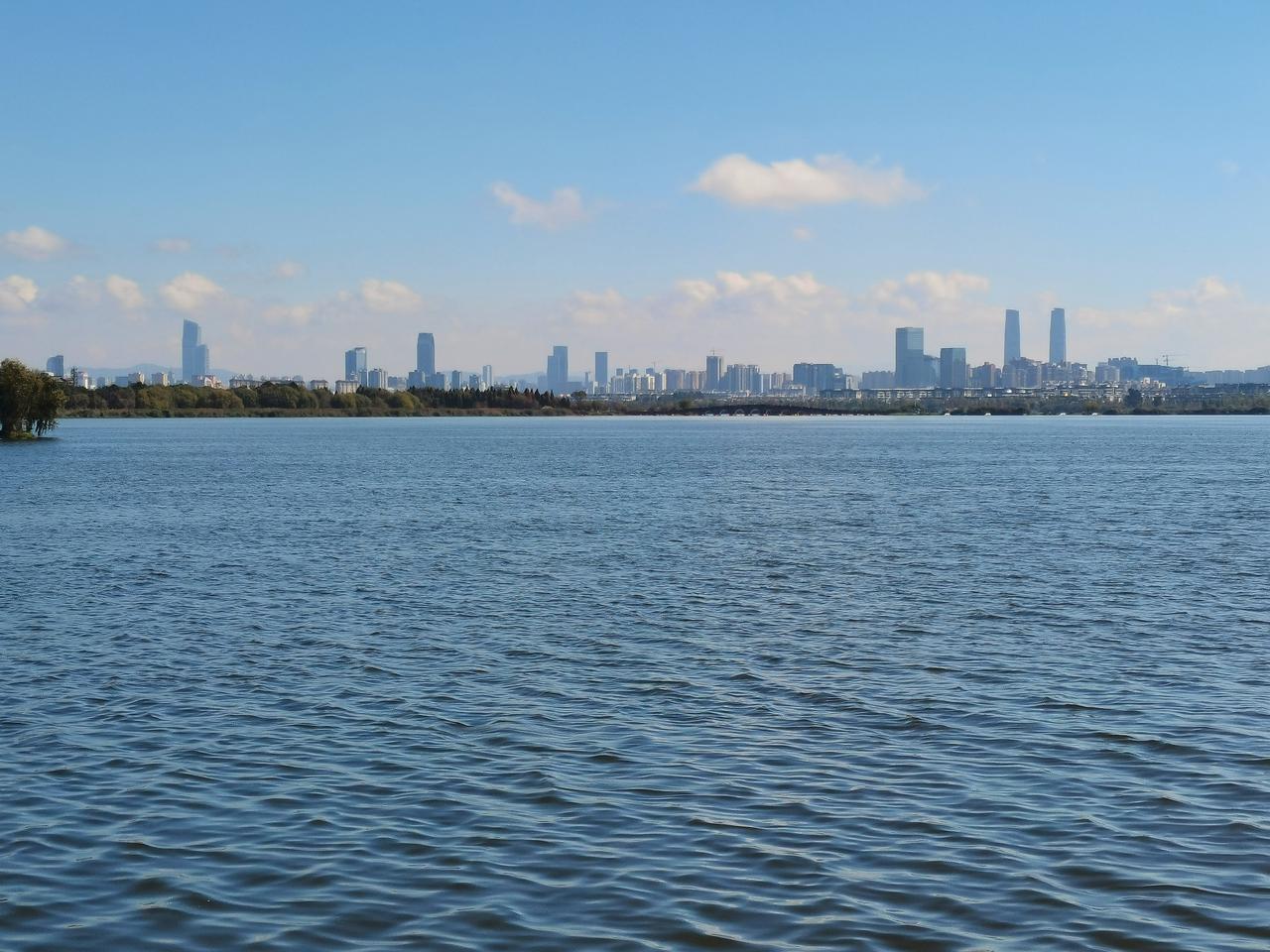 中国内陆湖边的大城市不多，而昆明就是其中的代表性城市。因五百里滇池的存在，昆明