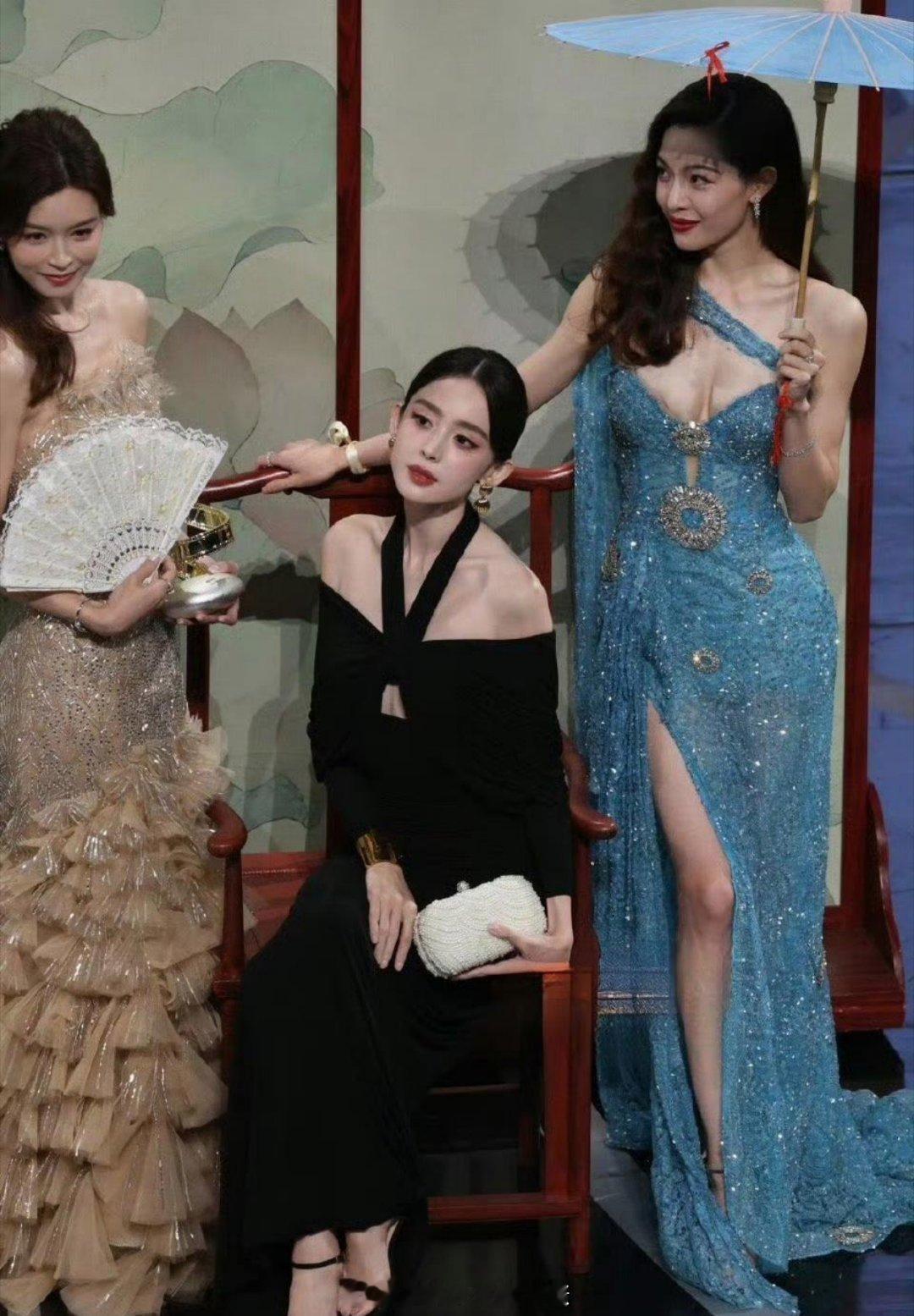 感觉钟楚曦衣服都要掉了，但是一脸镇定，美的让人忘记了旁边是古力娜扎