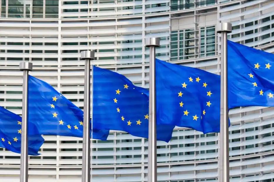 英国被耍，欧盟怂了！说好的没收俄罗斯3000亿欧元援助乌克兰，结果英国先掏了腰