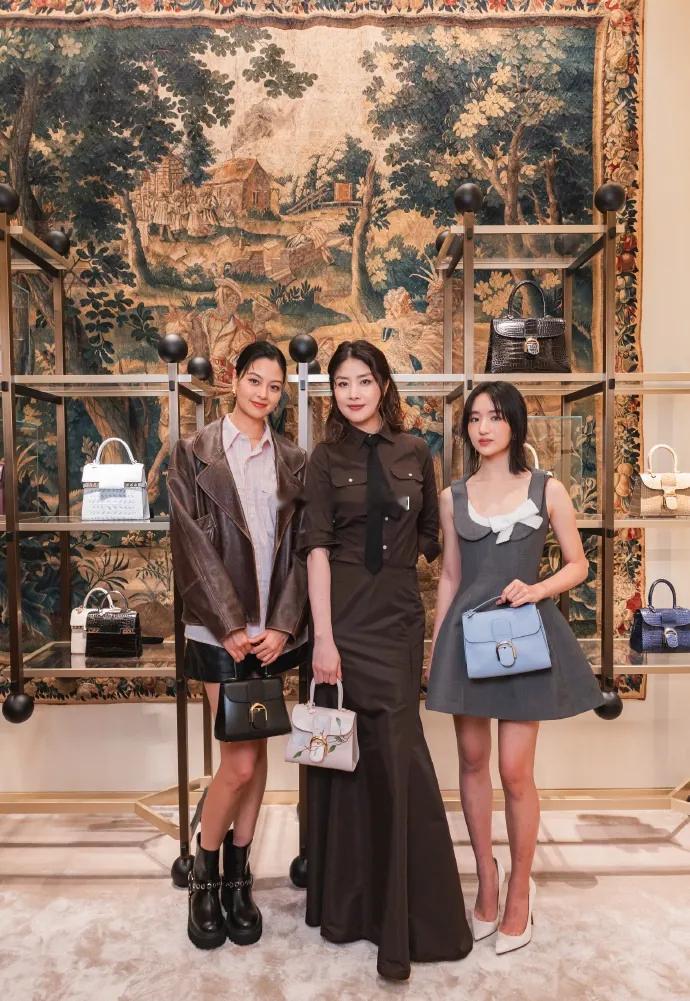 陈慧琳在出席时尚活动的时候搭配了一套深色的衣服，看去很有时尚魅力。上身穿咖啡色衬