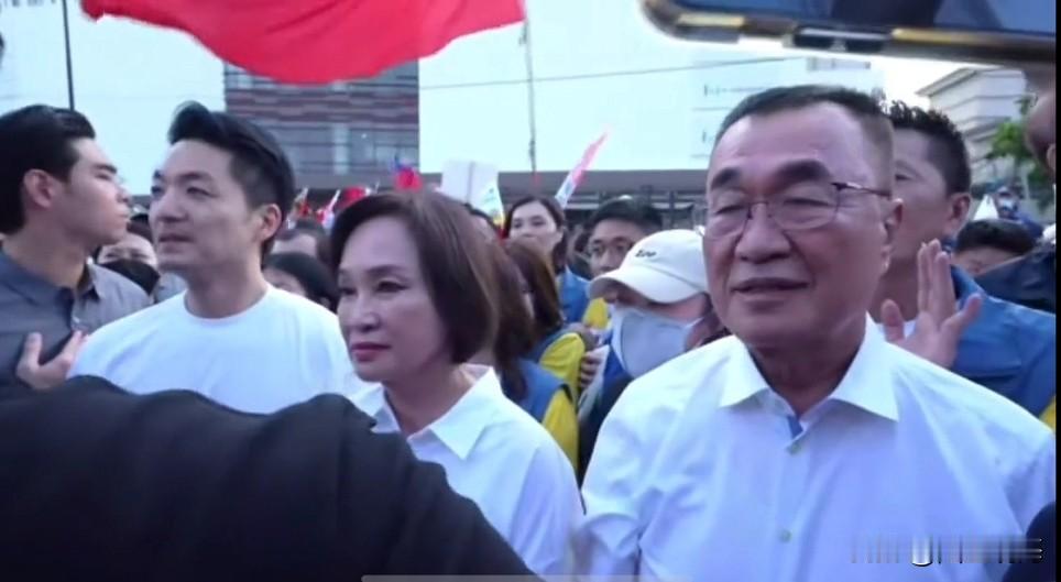 蒋万安现身柯志恩造势大会郑丽文末见出现柯志恩首场造势大会今天举行，现场人数