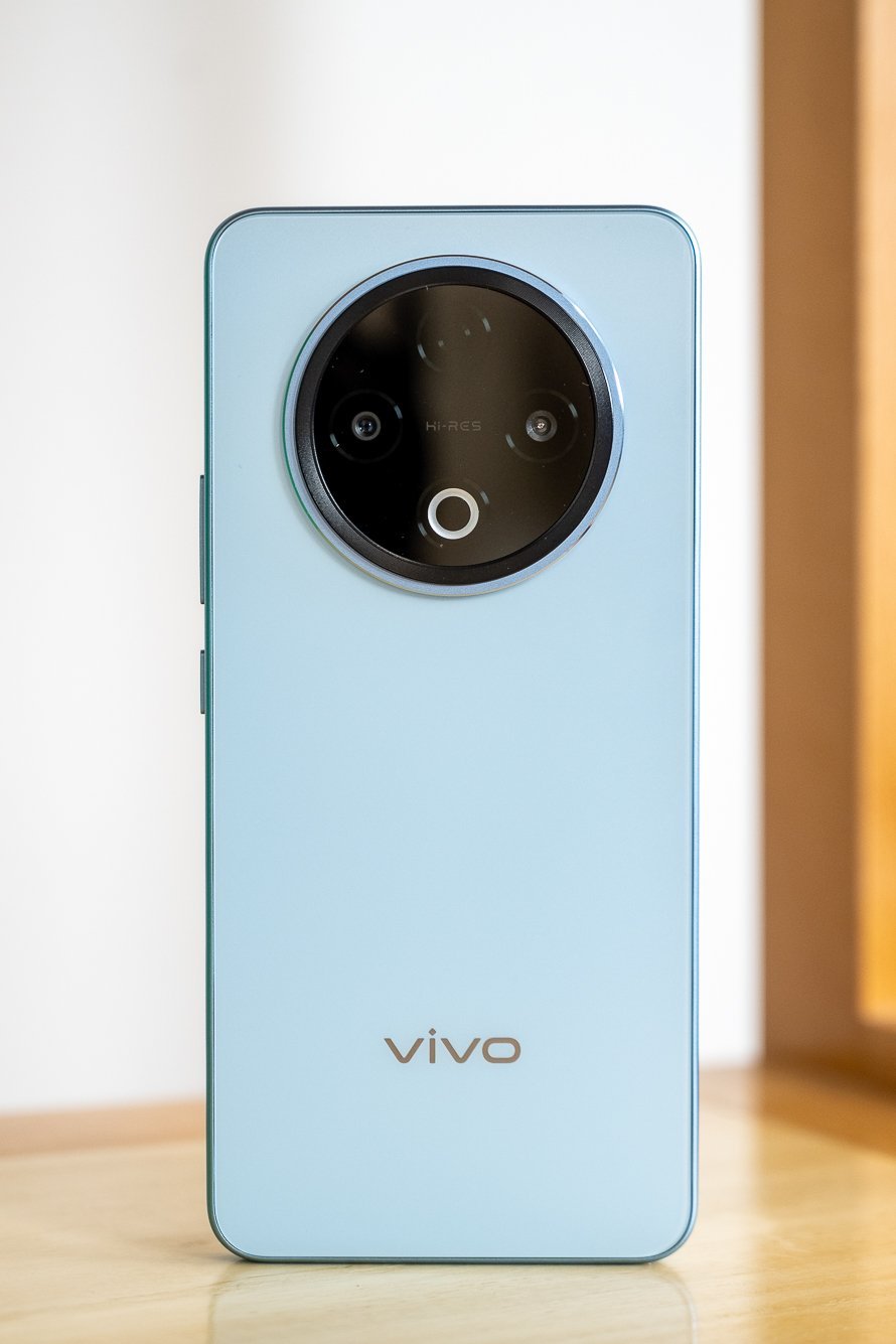 vivoY500，这款手机有几个关键词：8300mAh电池、90W快充、IP6