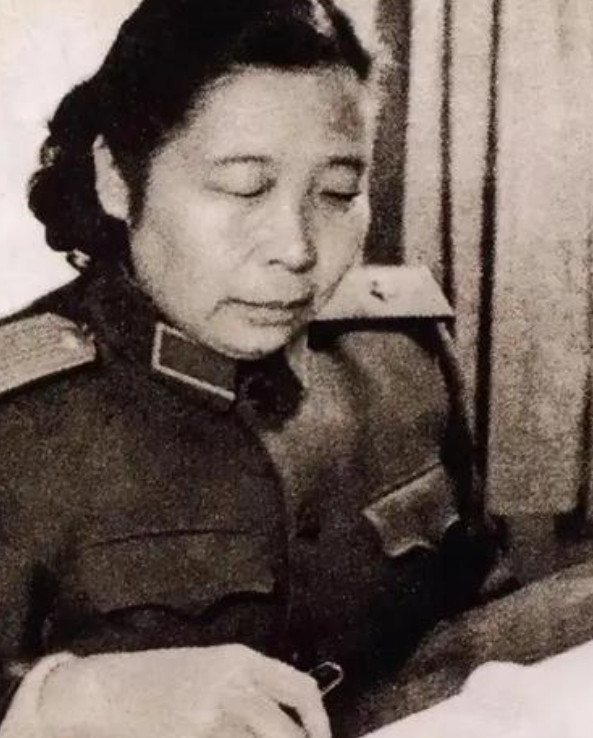 1955年，著名的开国女将军李贞回到老家乡探亲，无意间遇到了曾经打骂过她的第一任