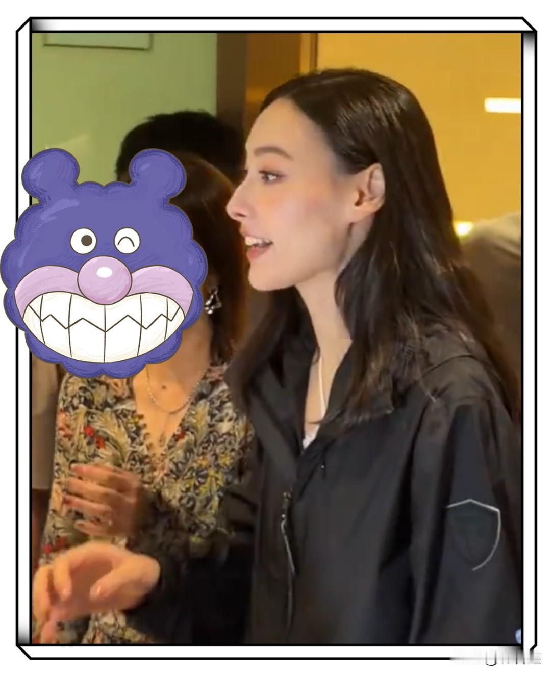 38岁梁洛施香港出席活动被偶遇，网友：骨相美，气质出众，少女感十足！有网友在