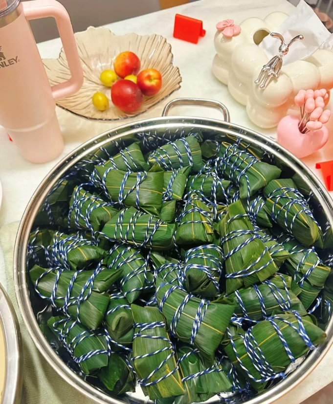 包粽子时，差点和婆婆干起来！今天在家包完粽子，我端起锅就准备加水煮，觉得这样省事