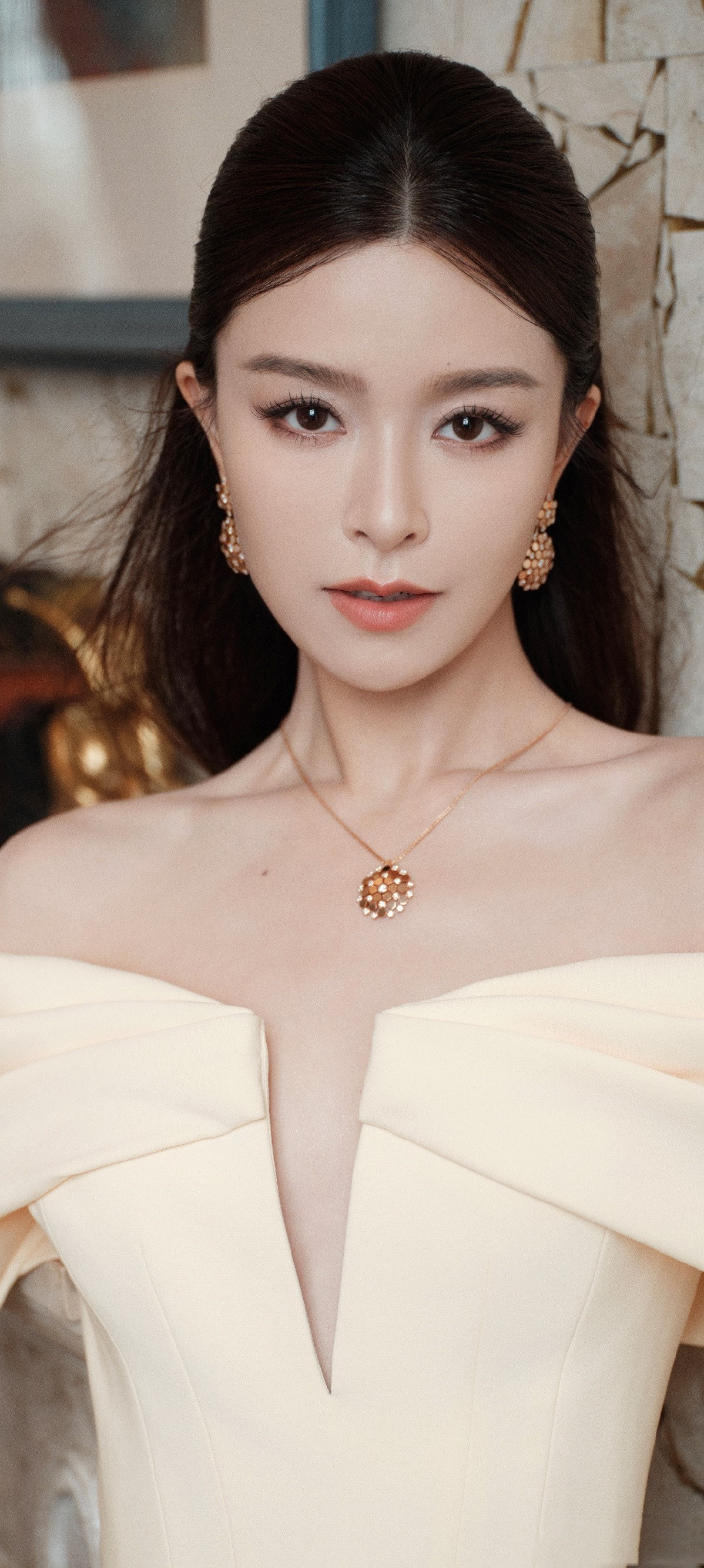 文咏珊穿搭壁纸，黄裙飘飘，华丽交织。文咏珊