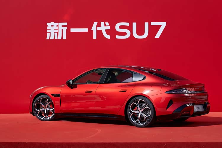 小米SU7一出来，20-30万纯电直接卷穿了。别人还在拼续航，它已经...