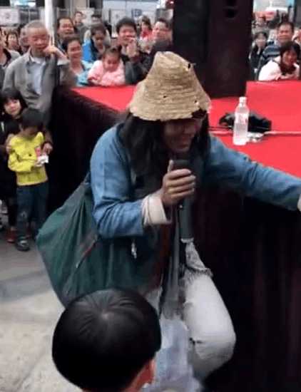 广西街头一个乞丐, 唱了一首歌, 听哭了多少有故事的人