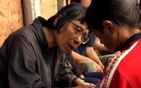 2007年，张桂梅受邀做客央视，刚到演播室，导演瞅了她一眼，皱眉说：“你这身衣服