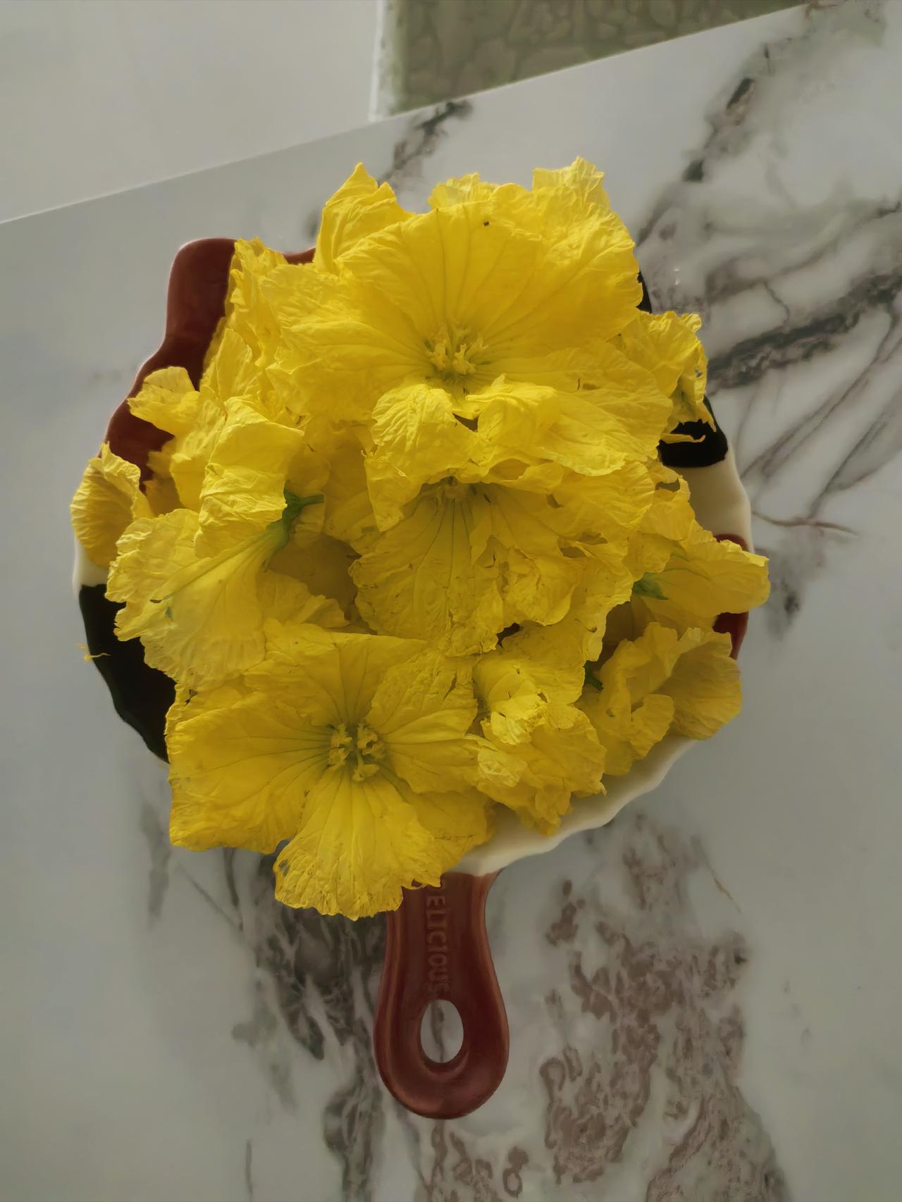 陈州大家都听说过吗，13岁爬火车摔下来被火车压断双腿的幸存者，成了一个半截人，他