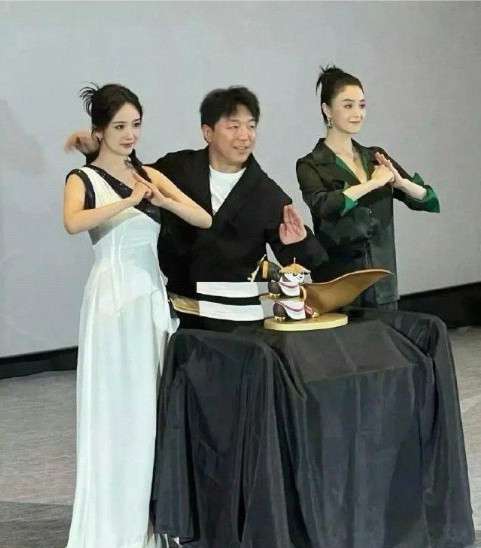 蒋欣单独看着好像很壮实，看了她和杨幂的合照，才知道原来这么瘦​​​