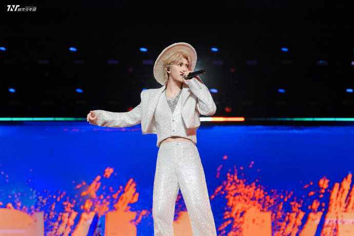 严浩翔魅力时刻严浩翔新音现场图，严浩翔魅力时刻，这个百变造型的浩翔真的很帅气，