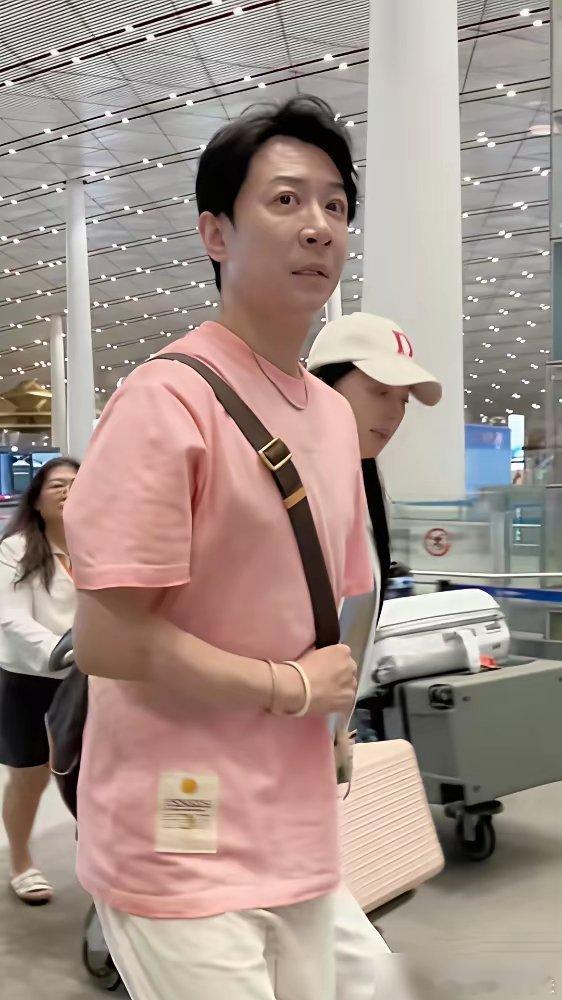 被全网骂油腻别扭的张维伊，跟董璇在一起后，硬是脱胎换骨了。之前上综艺，他疯狂甩头