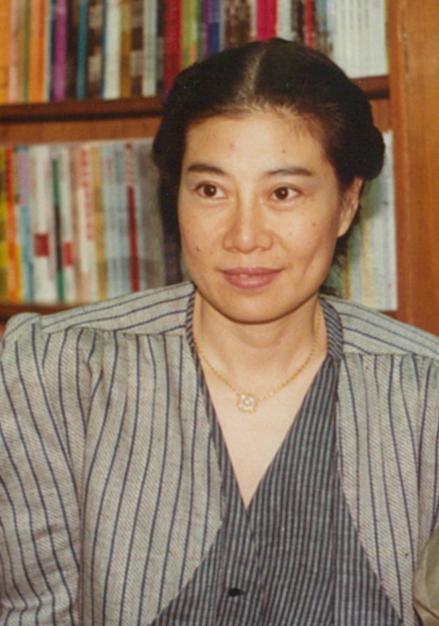 她生性敏感占有欲极强，在报纸上看见老公和前女友的往事，瞬间暴怒，拿起剪刀将老公的