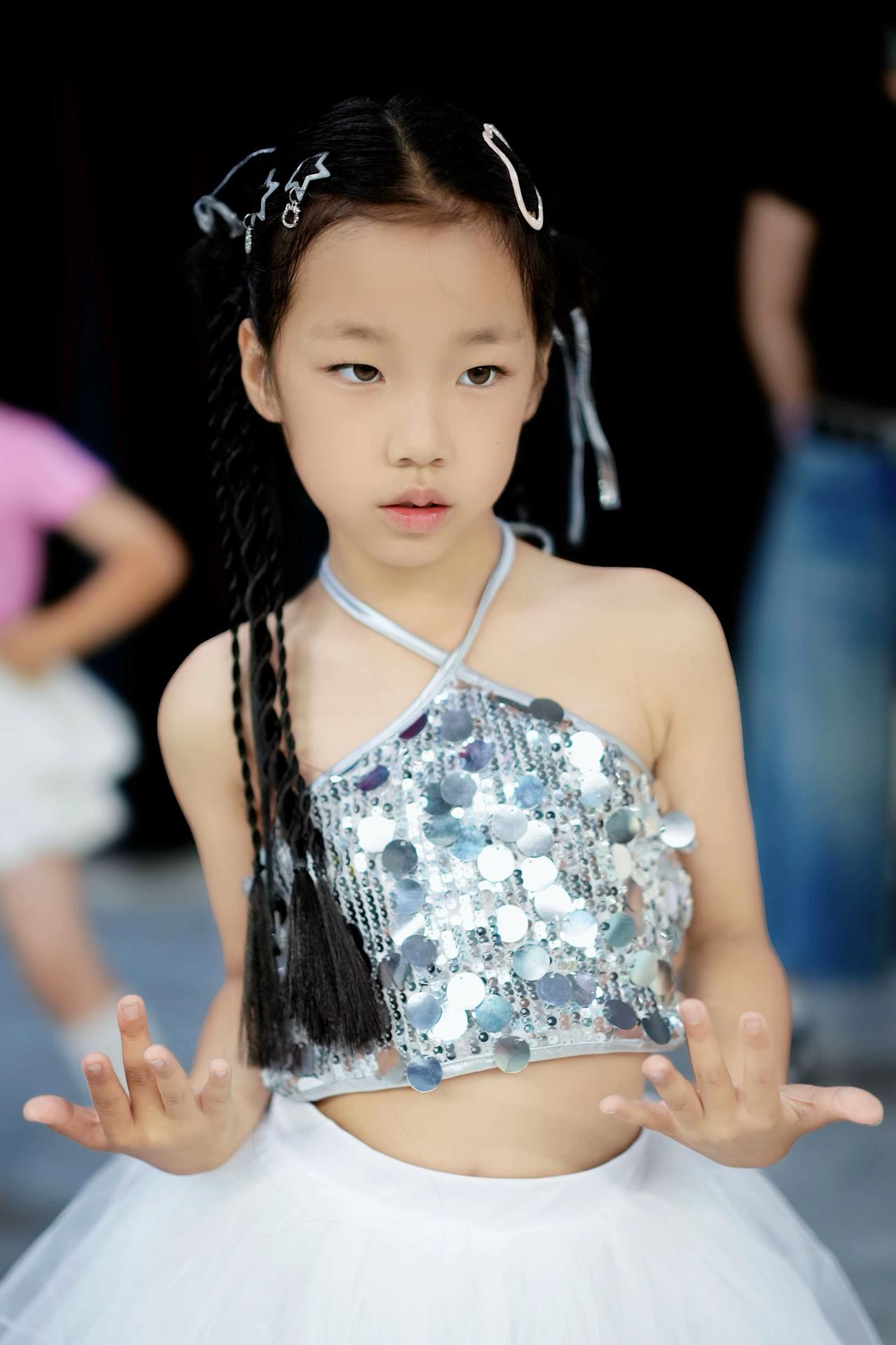 俏皮可爱学舞蹈的孩子最美丽气质女孩