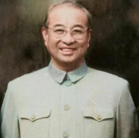 1955年9月27日授衔仪式上，当毛主席走到陈赓面前时，说：“你陈赓当大将了，而